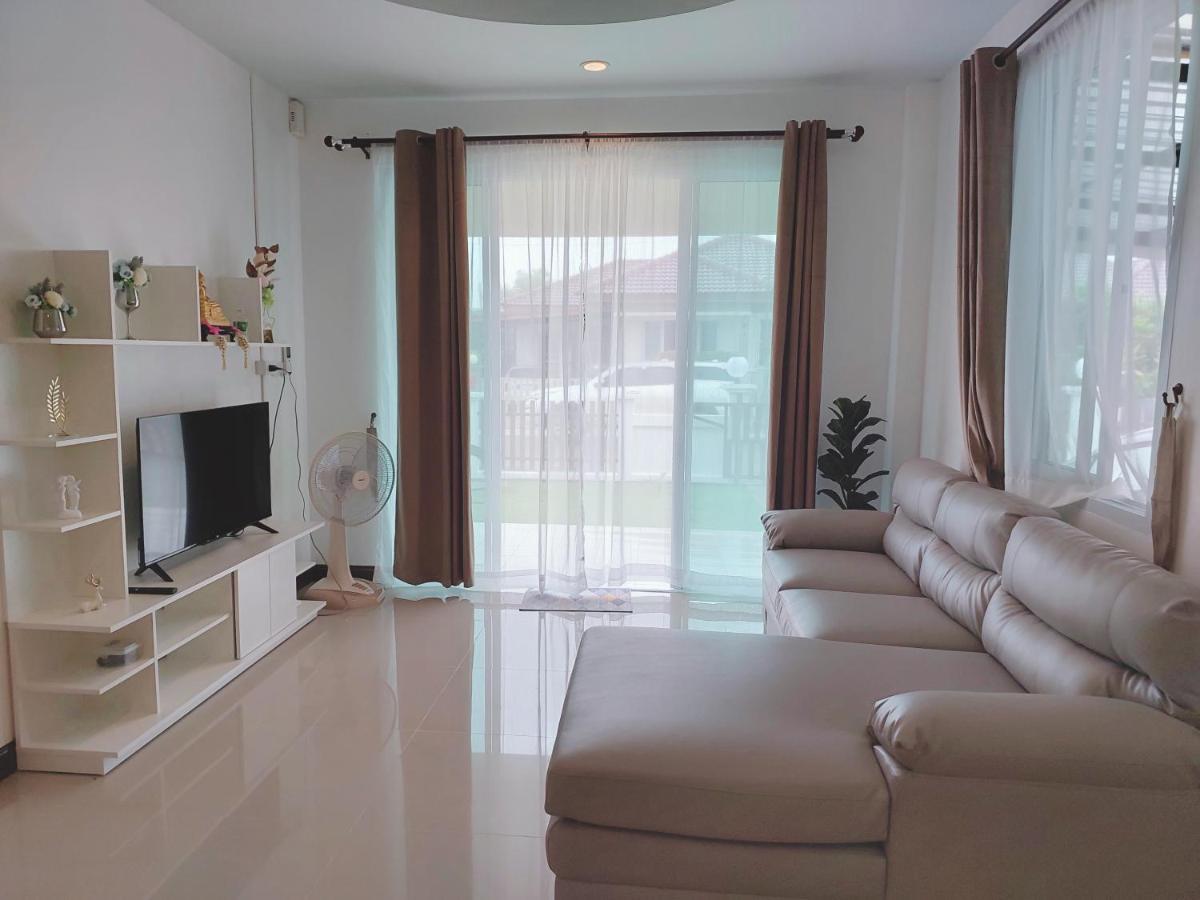Happy Space: Cozy 2-Bedroom Villa with Free WiFi and Parking Nakhon Phanom Exterior photo